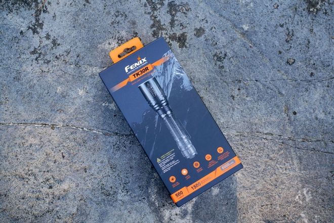 菲尼克斯TK30R白激光战术手电：黑夜中的千米光剑探险搜索利